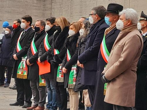 L’assessore regionale alle Autonomie locali Pierpaolo Roberti alla cerimonia per il Giorno della Memoria alla Risiera di Sabba (quartultimo da destra nella foto)